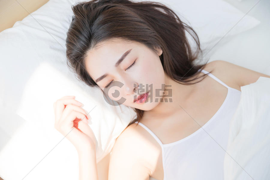 年轻女性睡觉图片素材免费下载