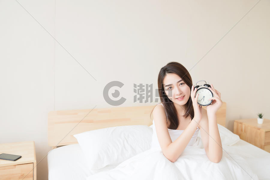 年轻女性起床与闹钟图片素材免费下载