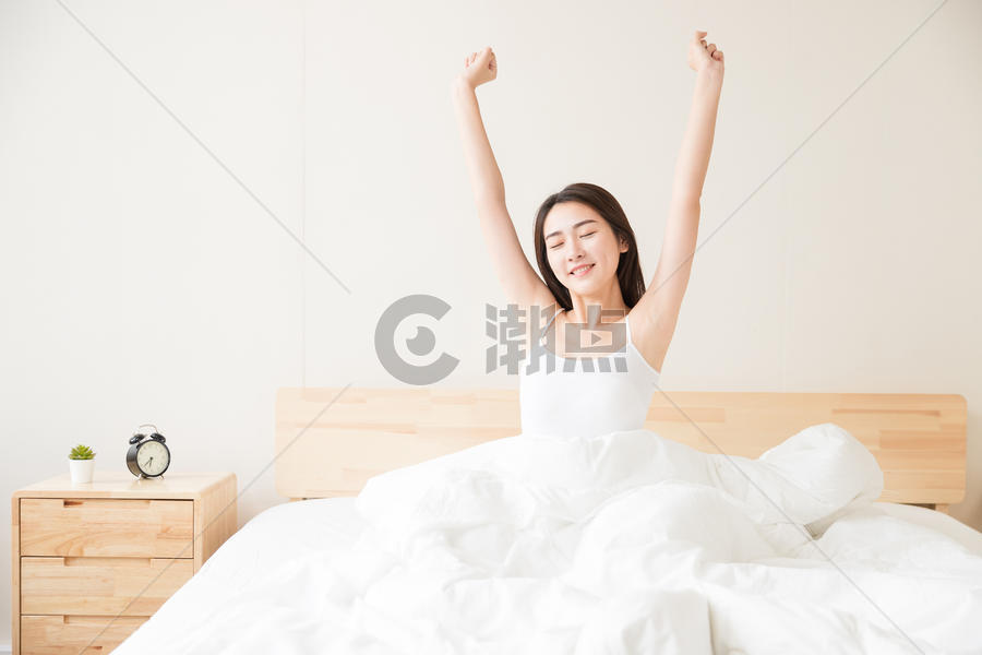 年轻女性起床床上伸展图片素材免费下载