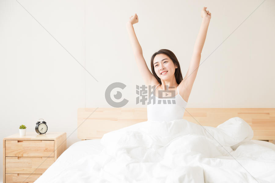 年轻女性起床床上伸展图片素材免费下载