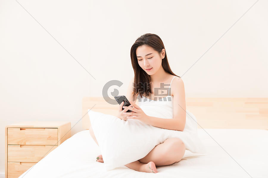 年轻女性床上休息看手机图片素材免费下载
