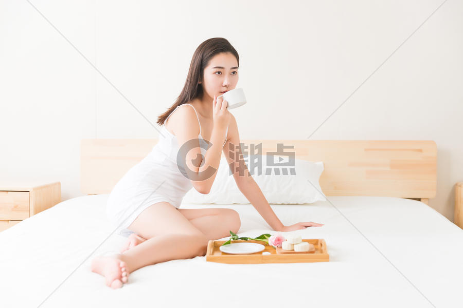 年轻美女在床上吃早餐图片素材免费下载