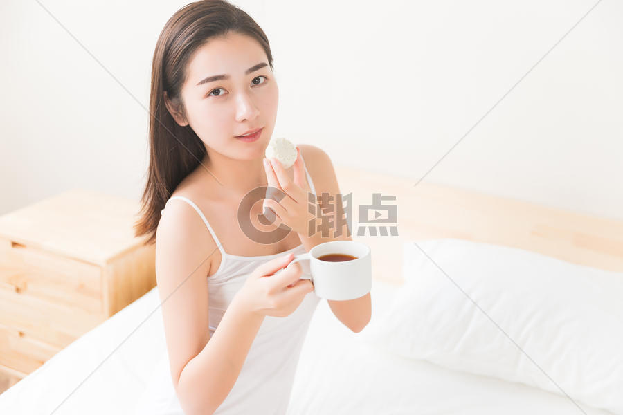 年轻美女在床上吃早餐图片素材免费下载