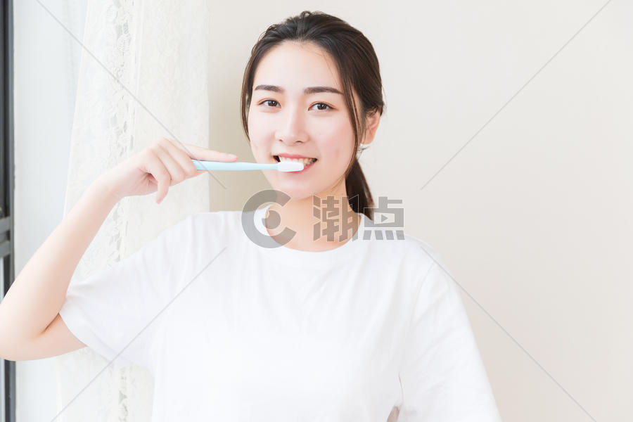 年轻女性牙齿美白图片素材免费下载