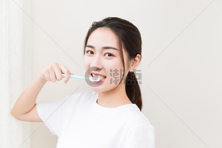 年轻女孩刷牙图片素材免费下载
