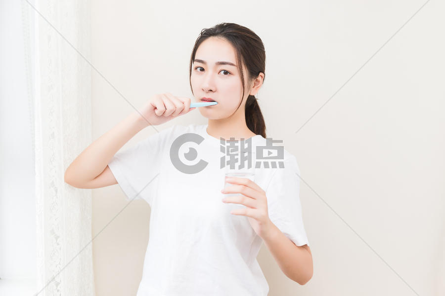 年轻女性刷牙图片素材免费下载