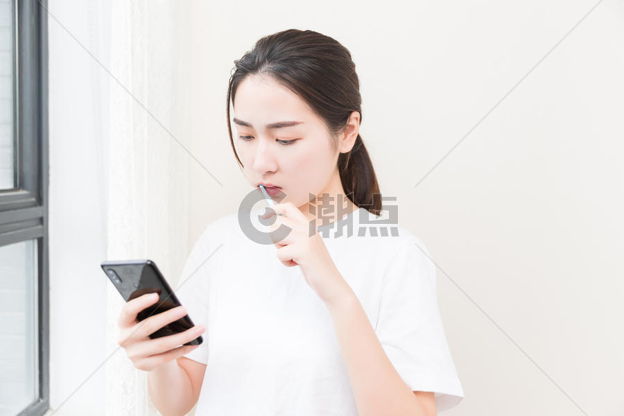 年轻女性刷牙看手机图片素材免费下载
