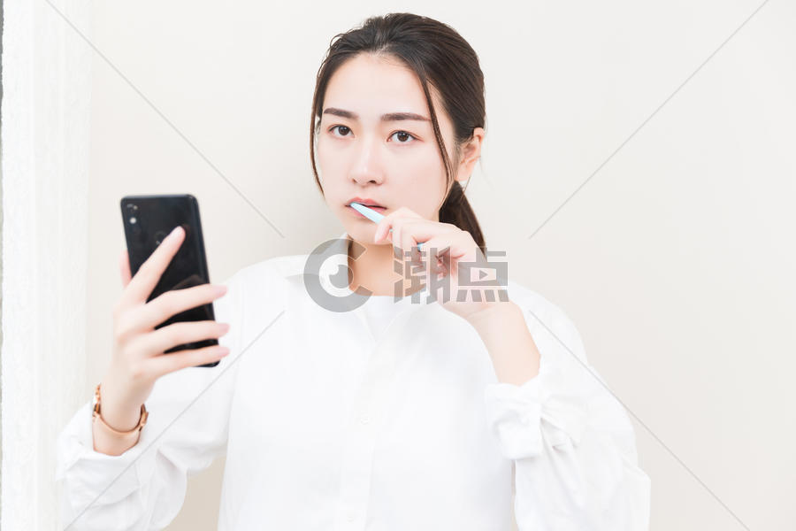 职业女性刷牙看手机图片素材免费下载