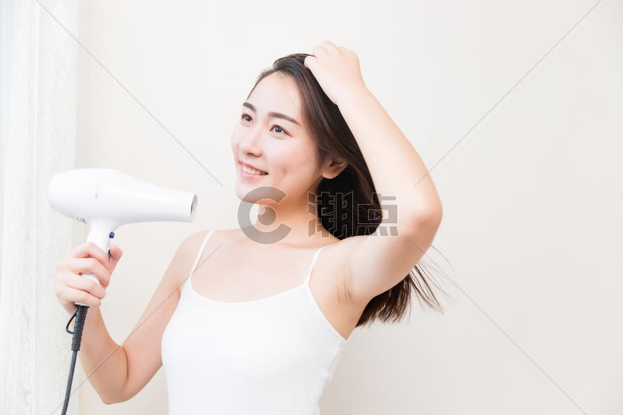 年轻女性吹头发图片素材免费下载