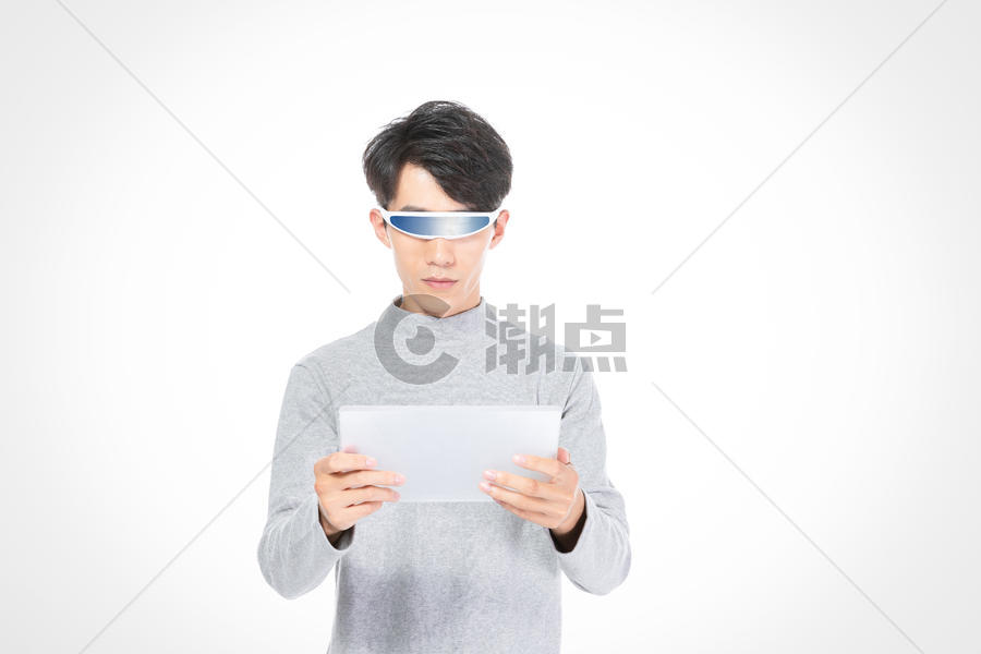 戴智能眼镜的人使用透明平板图片素材免费下载