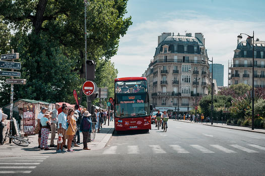 法国巴黎街头城市旅游双层观光车图片素材免费下载