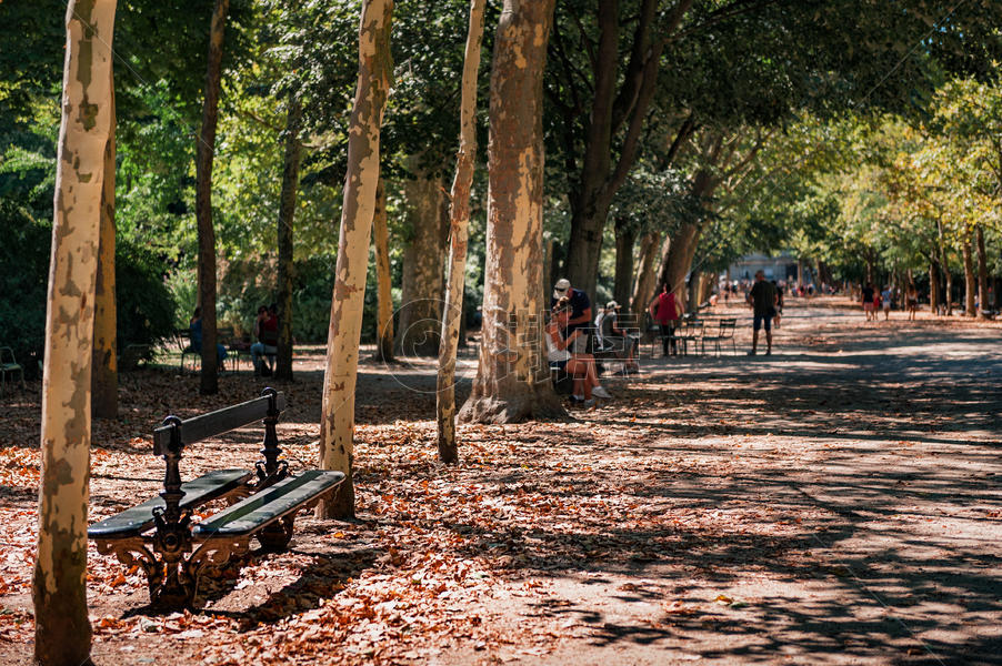 法国海德堡公园长椅上休闲的人图片素材免费下载