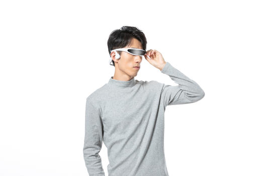 男青年戴虚拟现实眼镜图片素材免费下载