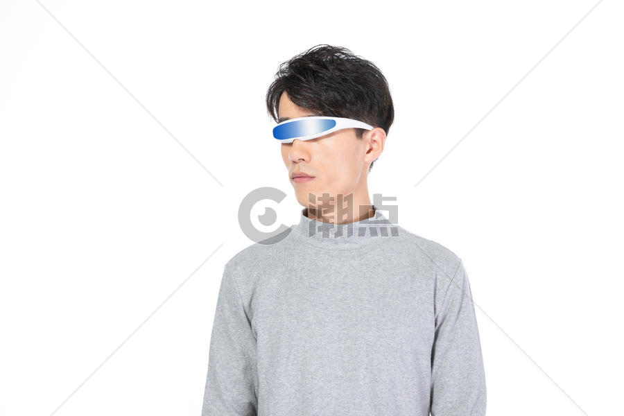 男青年戴虚拟现实眼镜图片素材免费下载
