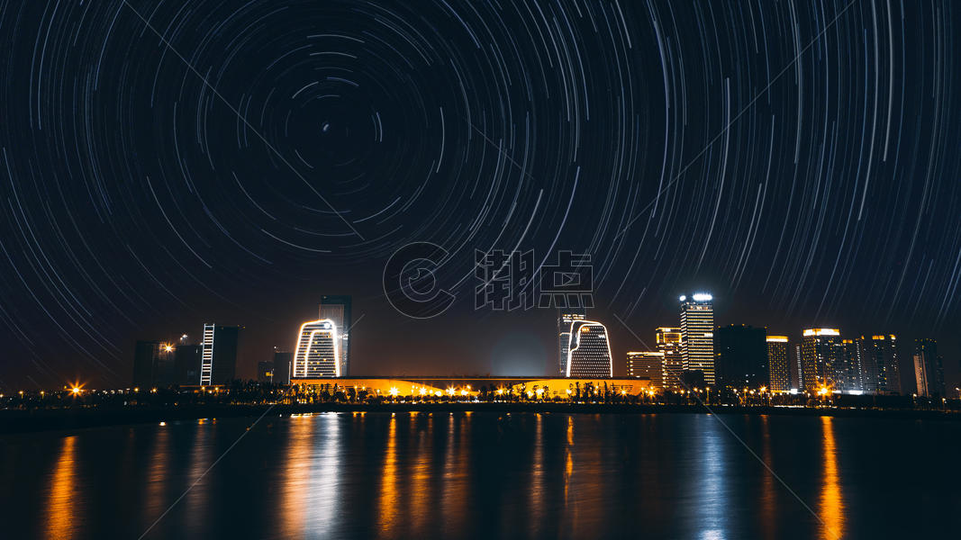 中国苏州高铁北站的星空星轨图片素材免费下载