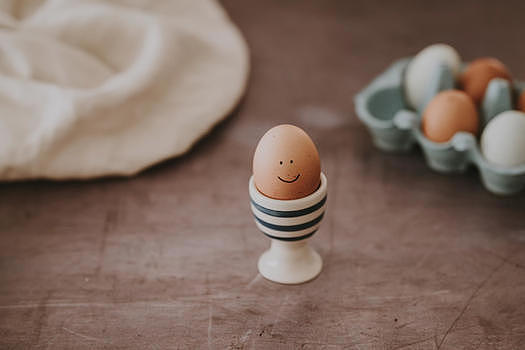 鸡蛋上的笑脸图片素材免费下载