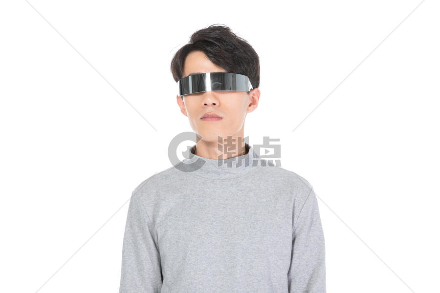 戴科技眼镜男生望向远方图片素材免费下载