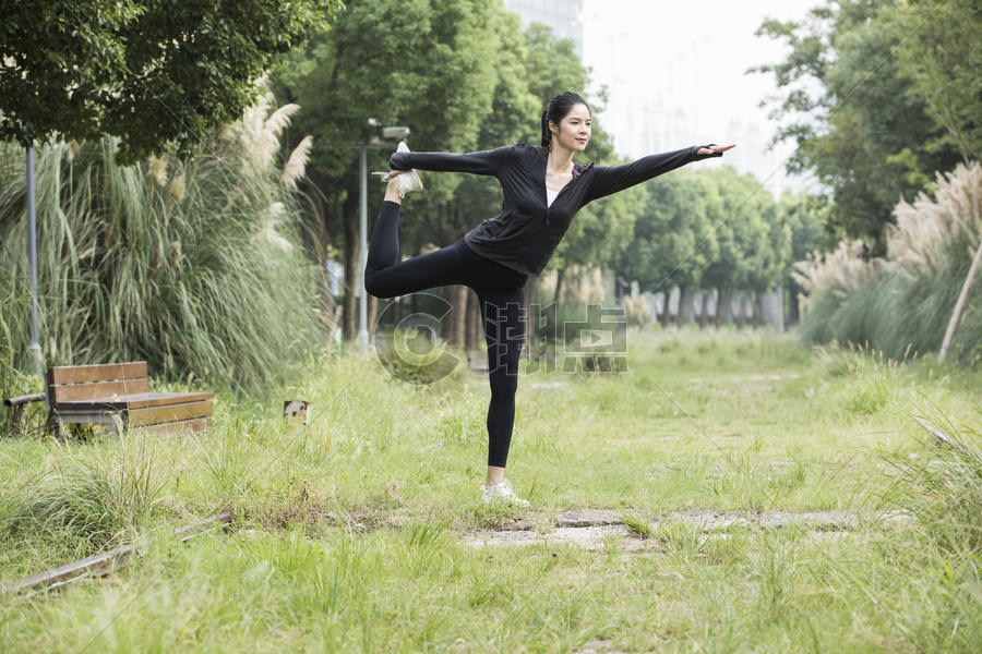 女性户外健身瑜伽图片素材免费下载