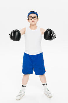 戴拳击手套做运动的小朋友图片素材免费下载