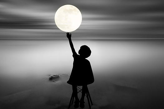 摘月亮的小男孩图片素材免费下载