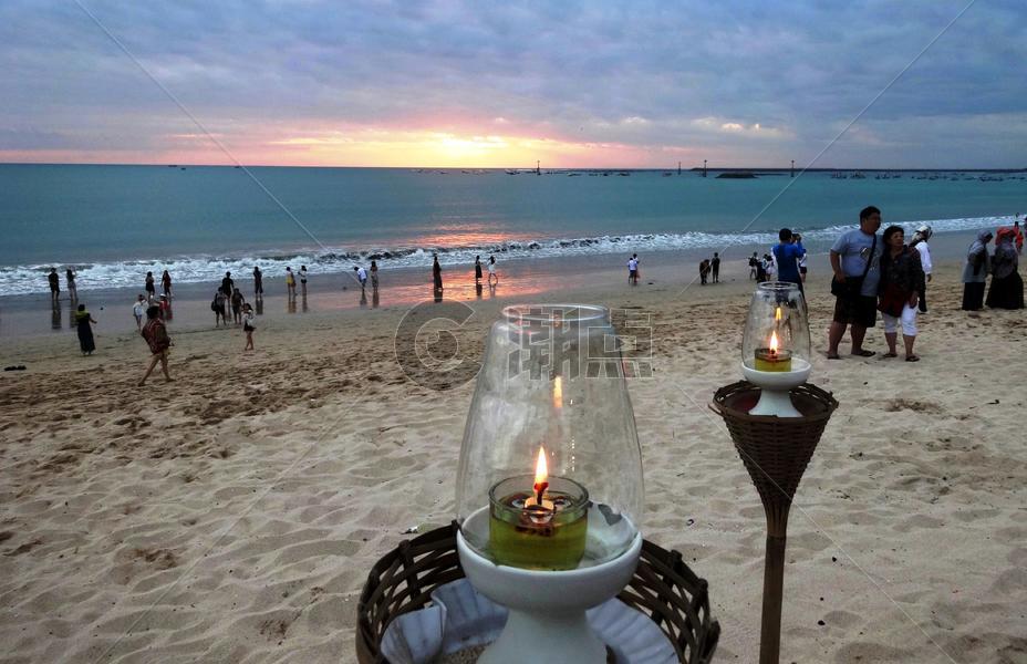 印尼风光海滩黄昏烛光迎晚霞图片素材免费下载