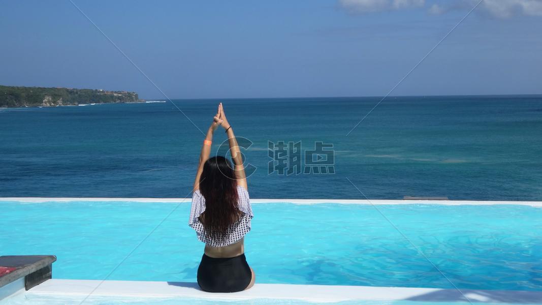 印尼巴厘岛无边泳池美女图片素材免费下载