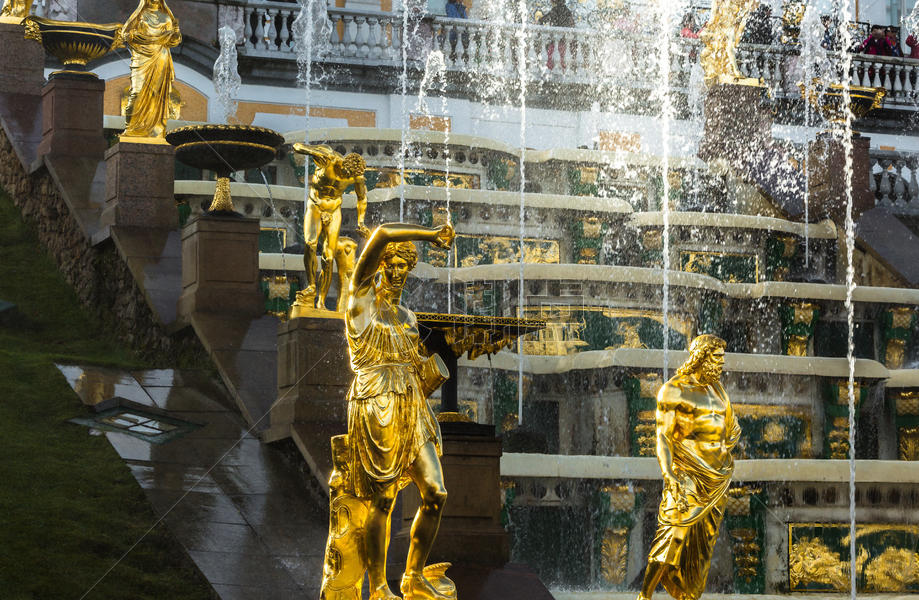 俄罗斯圣彼得堡夏宫下花园大瀑布阶梯雕塑群图片素材免费下载