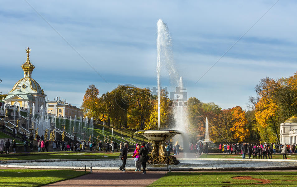 圣彼得堡夏宫下花园大花坛喷泉图片素材免费下载
