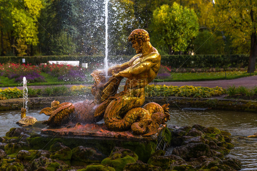 圣彼得堡夏宫下花园海神崔坦喷泉图片素材免费下载