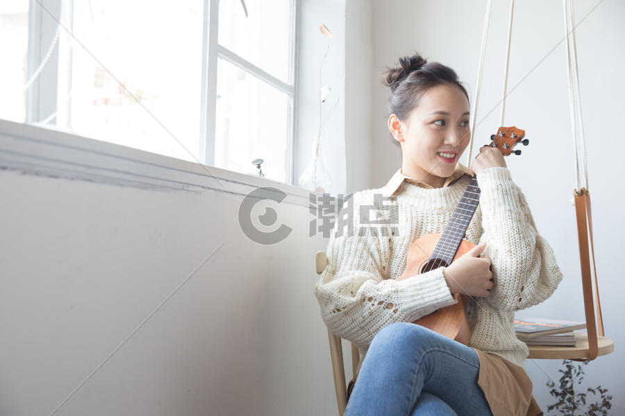 居家女性弹尤克里里图片素材免费下载