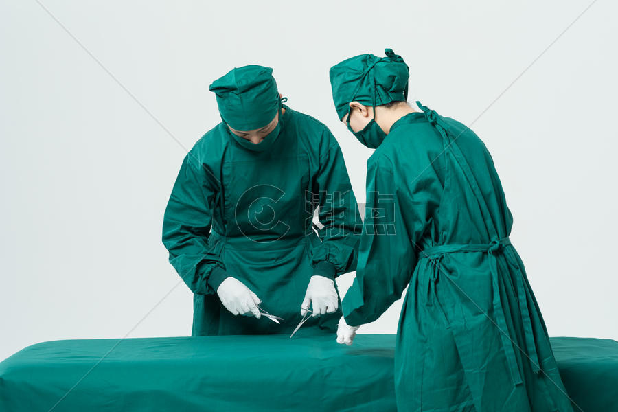 手术床前的外科医生图片素材免费下载