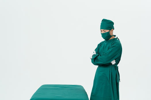 外科医生站在手术床前图片素材免费下载