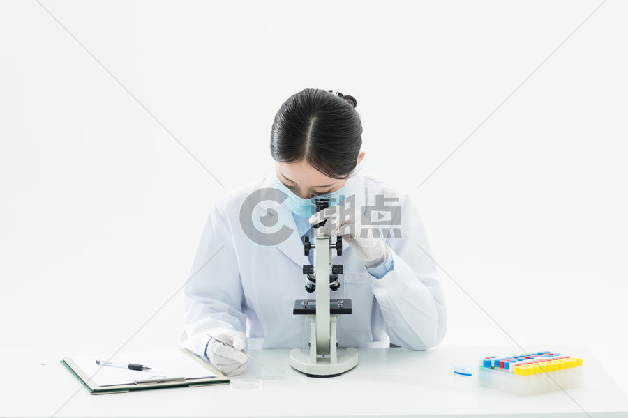 医生使用显微镜图片素材免费下载