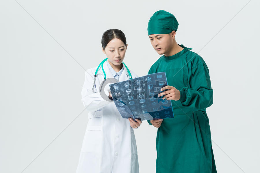 医生看X光片图片素材免费下载