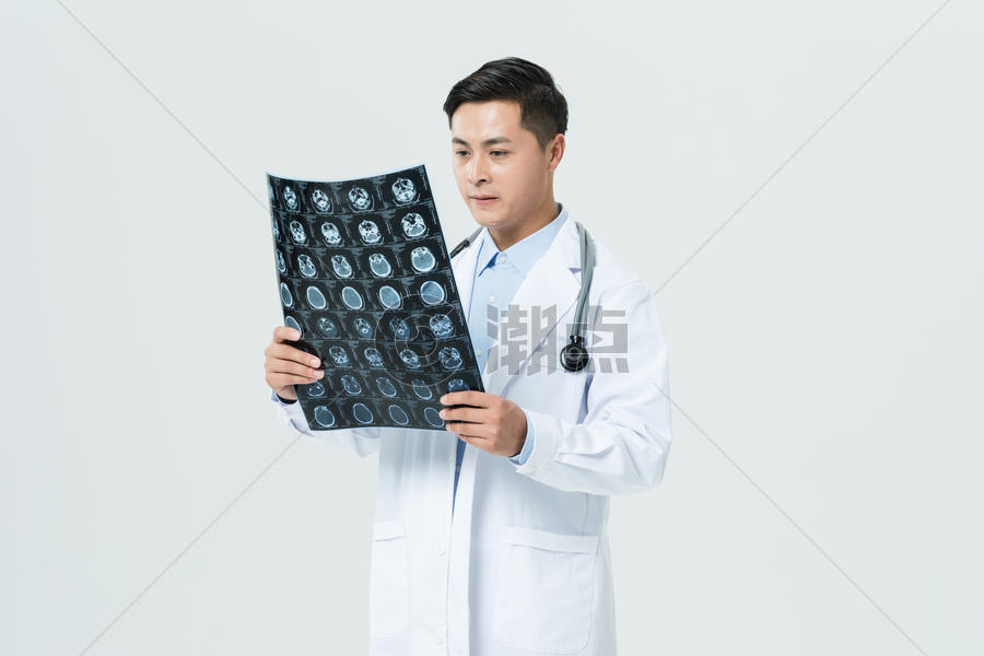 医生看X光片图片素材免费下载