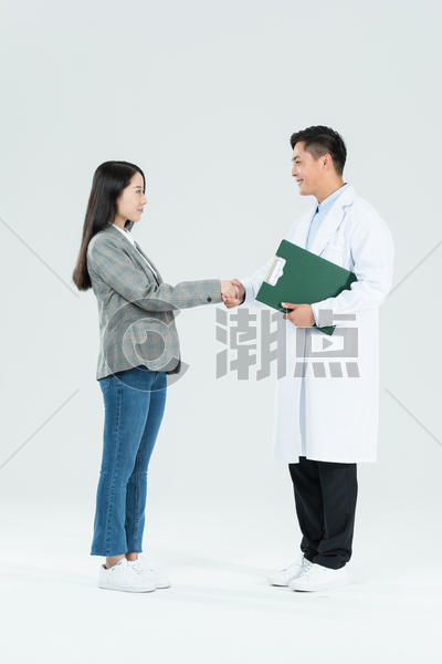 医生和病人握手图片素材免费下载