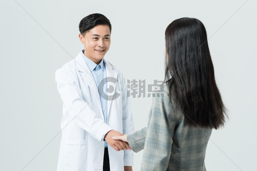 医生和病人握手图片素材免费下载