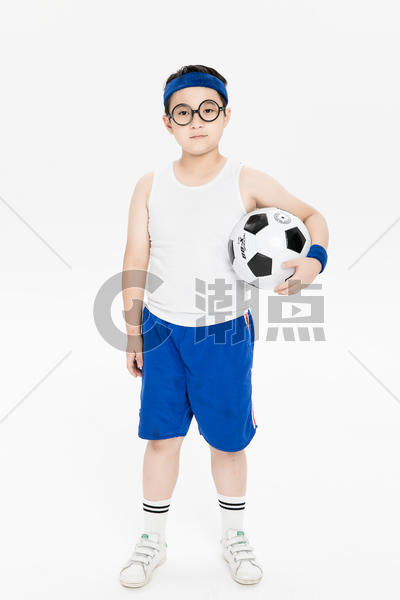 玩足球的小朋友图片素材免费下载
