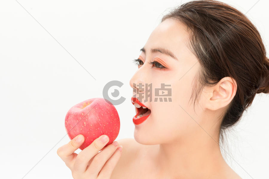 年轻美女吃苹果图片素材免费下载