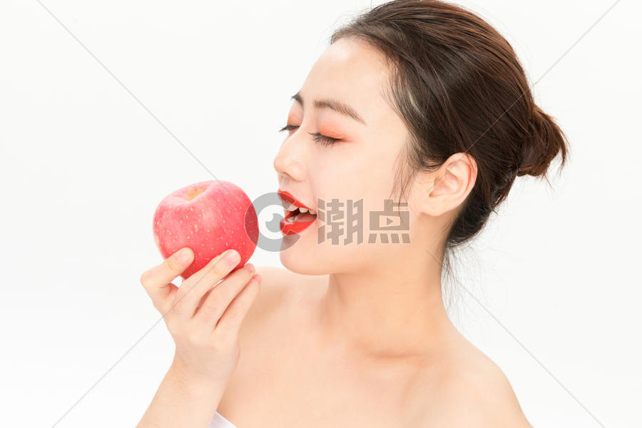 年轻美女吃苹果图片素材免费下载