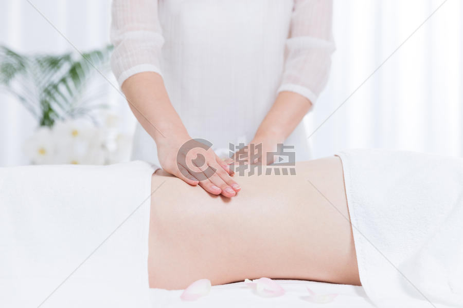 女性养生SPA腹部按摩图片素材免费下载