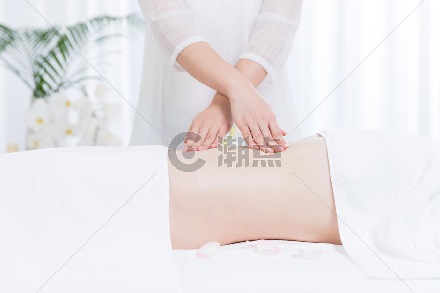 女性养生SPA腹部按摩图片素材免费下载