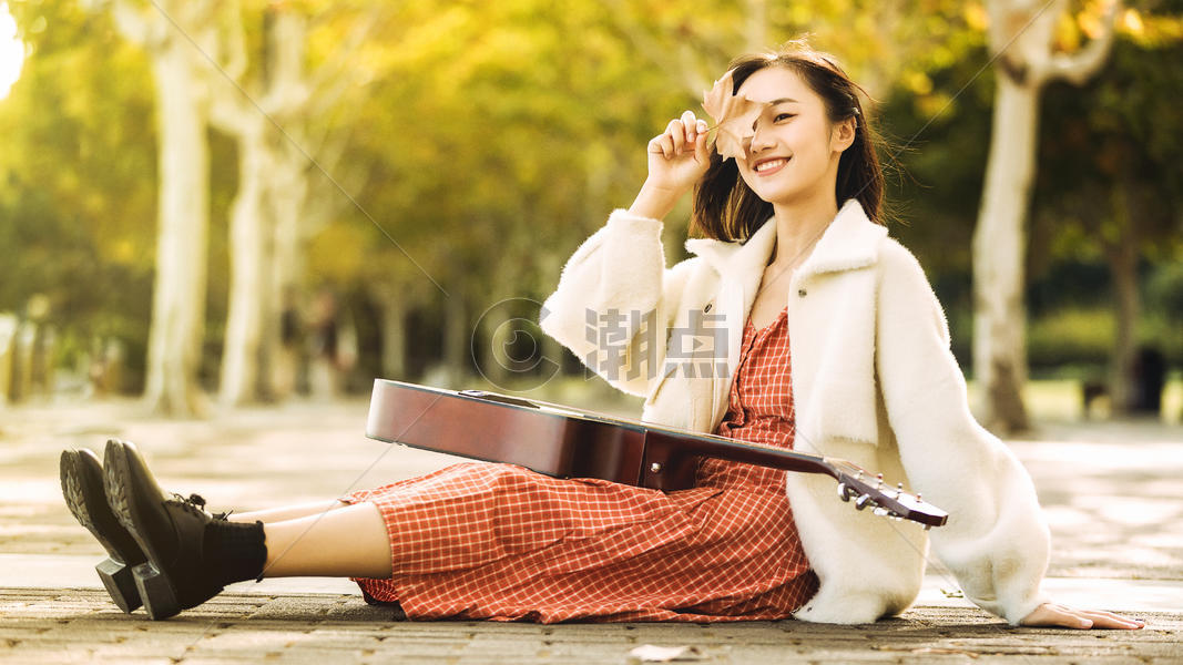 文艺清新美女弹吉他图片素材免费下载