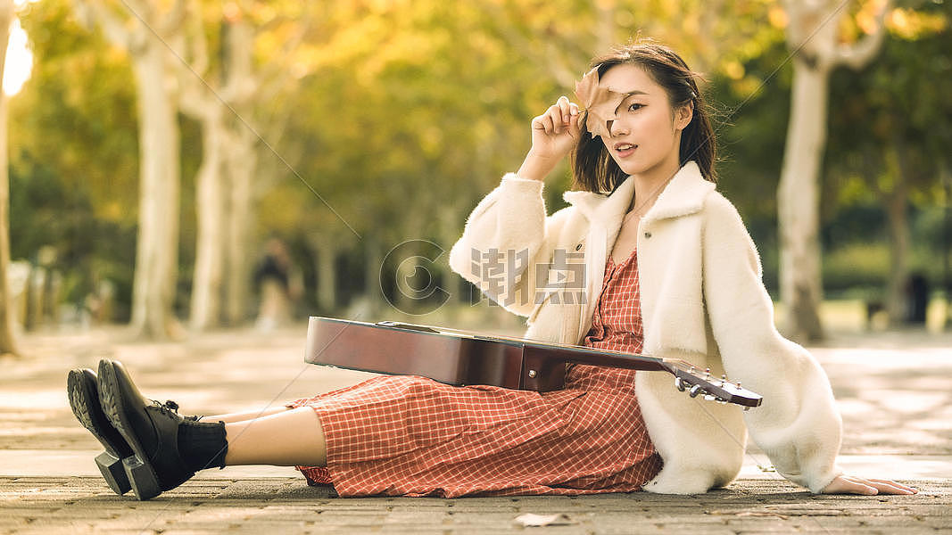 文艺清新美女弹吉他图片素材免费下载