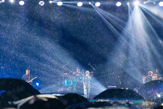 大雨滂沱中的音乐节图片素材免费下载