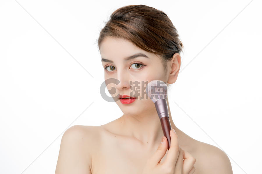 女性化妆涂腮红图片素材免费下载