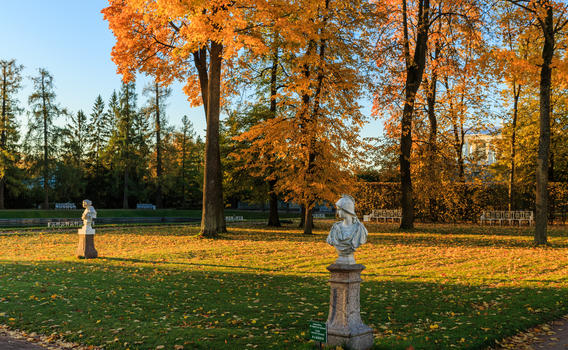 著名旅游景点叶卡捷琳娜宫花园中的雕塑图片素材免费下载