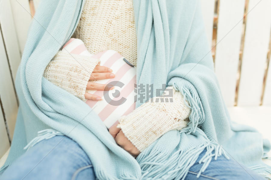 女生抱暖手袋特写图片素材免费下载