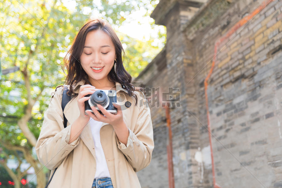 旅行拍照的美女图片素材免费下载