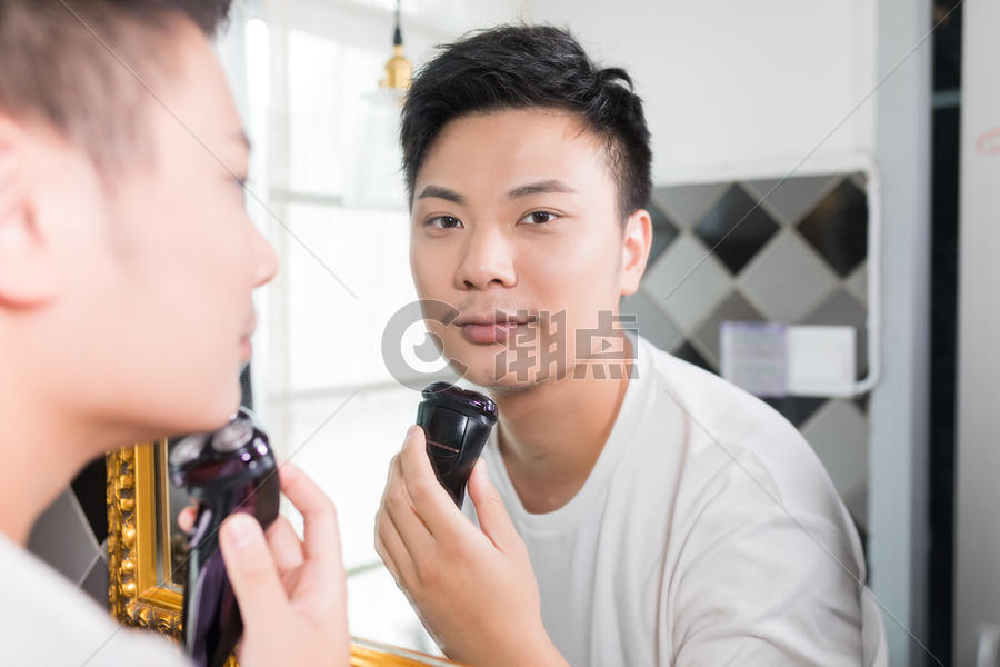 年轻男性刮胡子图片素材免费下载